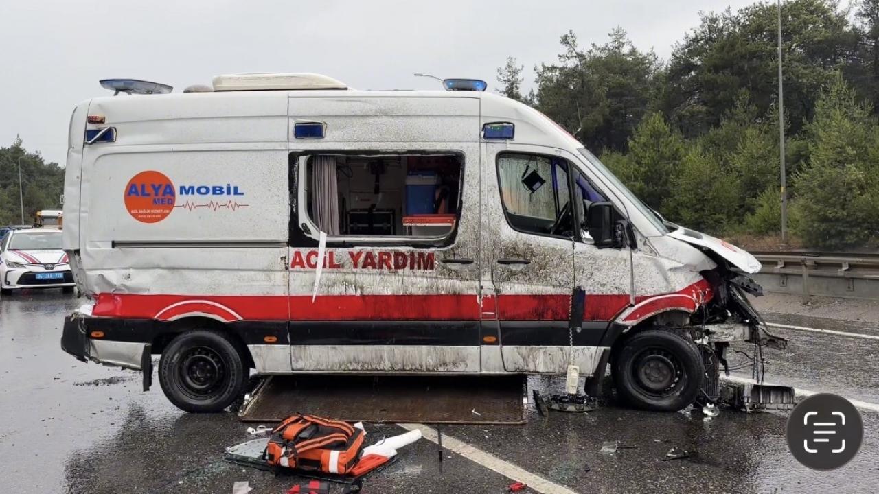 Çekmeköy’de ambulans bariyerlere çarparak devrildi Haber gorseli