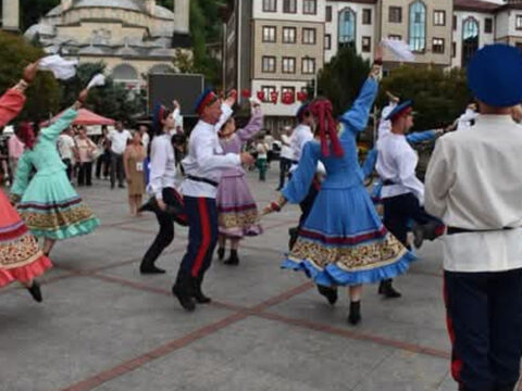 Rize-Pazar’da dünya horon için buluştu: 15. Uluslararası Halk Dansları ve Tulum Festivali başladı Haber gorseli